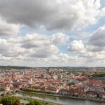 Ölschlieren erreichen Würzburg: Feuerwehren legen Ölsperren und Schifffahrt gestoppt