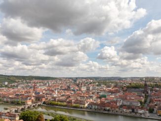 Ölschlieren erreichen Würzburg: Feuerwehren legen Ölsperren und Schifffahrt gestoppt
