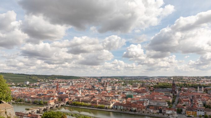 Ölschlieren erreichen Würzburg: Feuerwehren legen Ölsperren und Schifffahrt gestoppt Ölschlieren erreichen Würzburg: Feuerwehren legen Ölsperren und Schifffahrt gestoppt