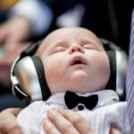 Würzburg verteilt 100 Lärmschutzkopfhörer an Familien in der Silvesternacht