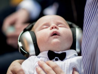 Würzburg verteilt 100 Lärmschutzkopfhörer an Familien in der Silvesternacht