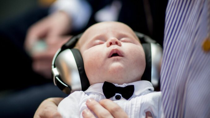 Würzburg verteilt 100 Lärmschutzkopfhörer an Familien in der Silvesternacht Würzburg verteilt 100 Lärmschutzkopfhörer an Familien in der Silvesternacht